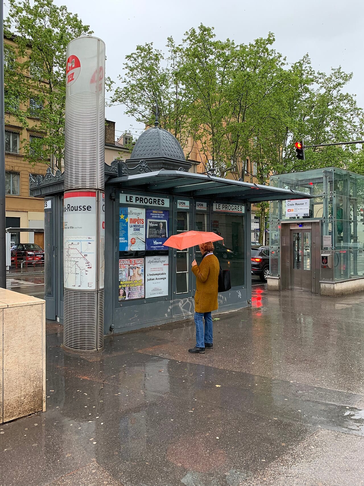 Le kiosque à journaux de la place de la Croix-Rousse, à Lyon.