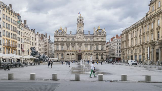 Large cour intérieure entourée de bâtiments.