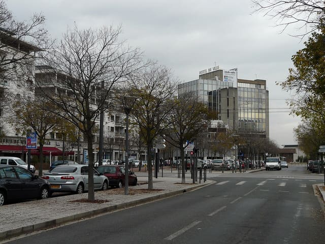 L'hôtel de ville et le centre de Vaulx-en-Velin (Rhône)