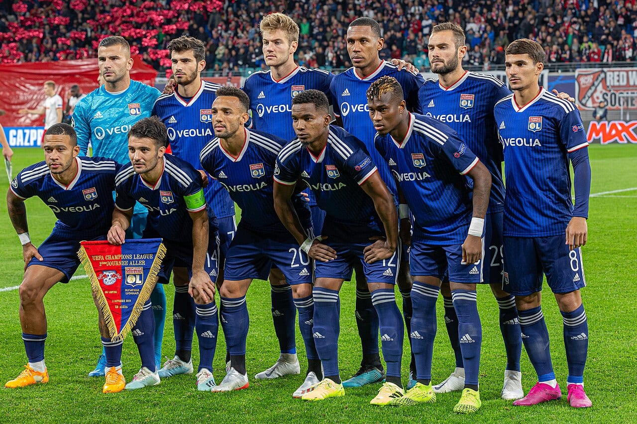 Les joueurs de l'Olympique Lyonnais avant un match de Ligue des champions masculine contre le RB Leipzig en 2019