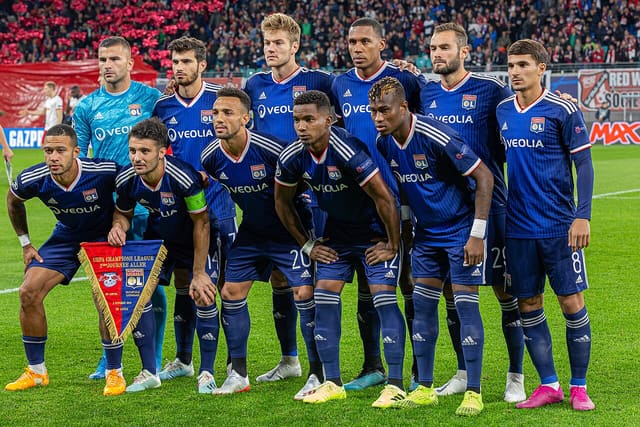 Les joueurs de l'Olympique Lyonnais avant un match de Ligue des champions masculine contre le RB Leipzig en 2019