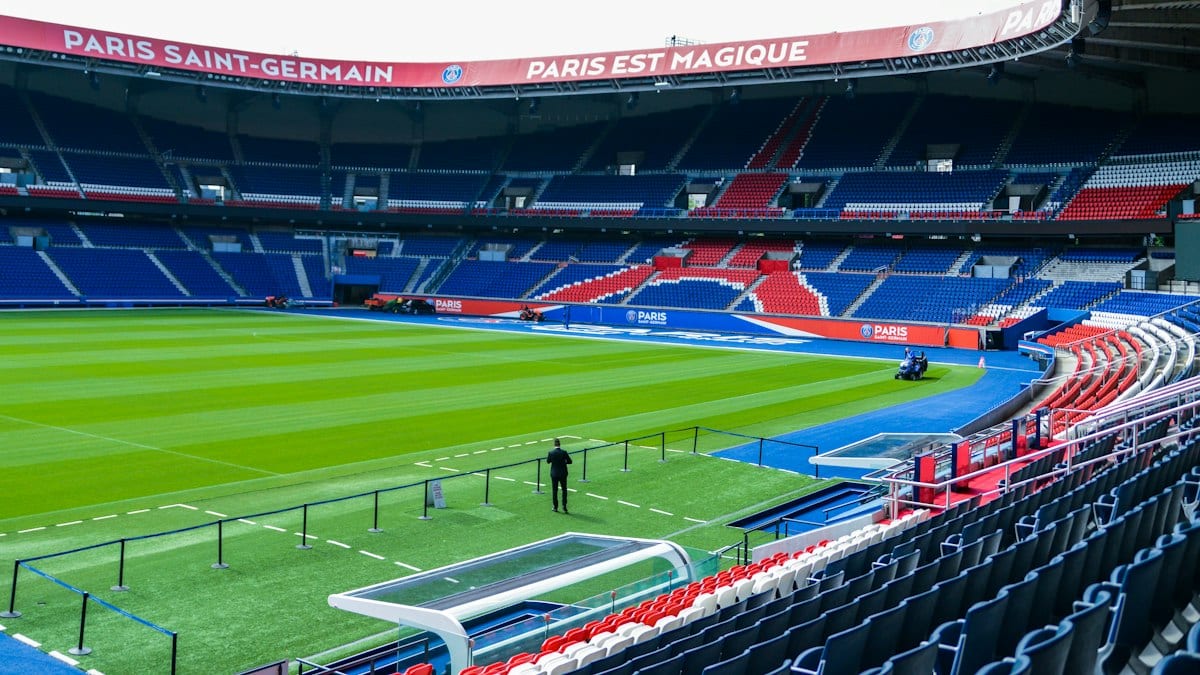 Vue de la pelouse et des tribunes vides du Parc des Princes, stade du Paris Saint-Germain, avant un match.