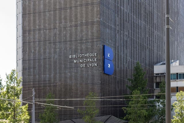 Façade du silo de la bibliothèque municipale de Lyon dans le quartier de la Part Dieu