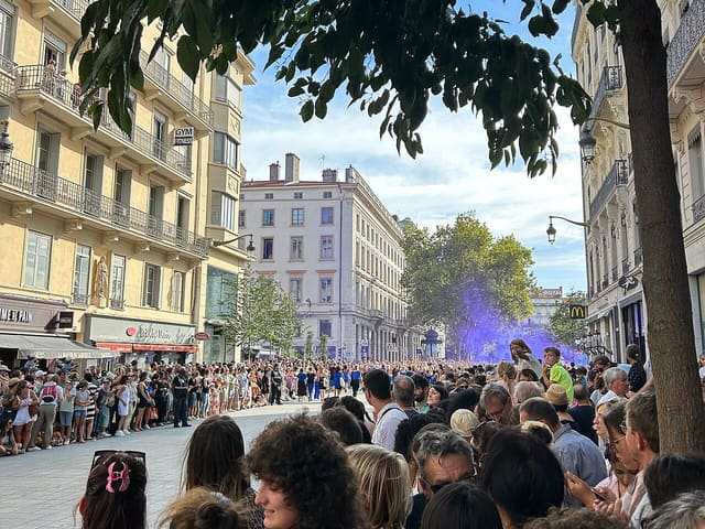 Le défilé de la biennale rue de la République.