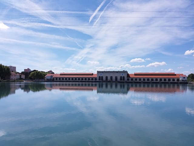 Vue sur la centrale hydroélectrique de Cusset depuis le bateau l'Évasion.