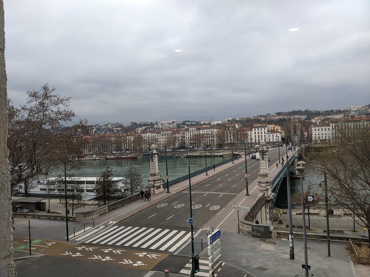 Vue du pont de l'Université, depuis le Palais de l'Université de Lyon III, à Lyon.