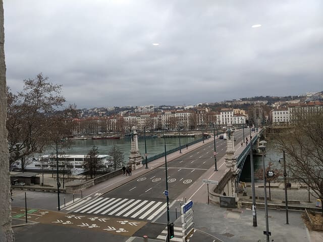 Vue du pont de l'Université, depuis le Palais de l'Université de Lyon III, à Lyon.