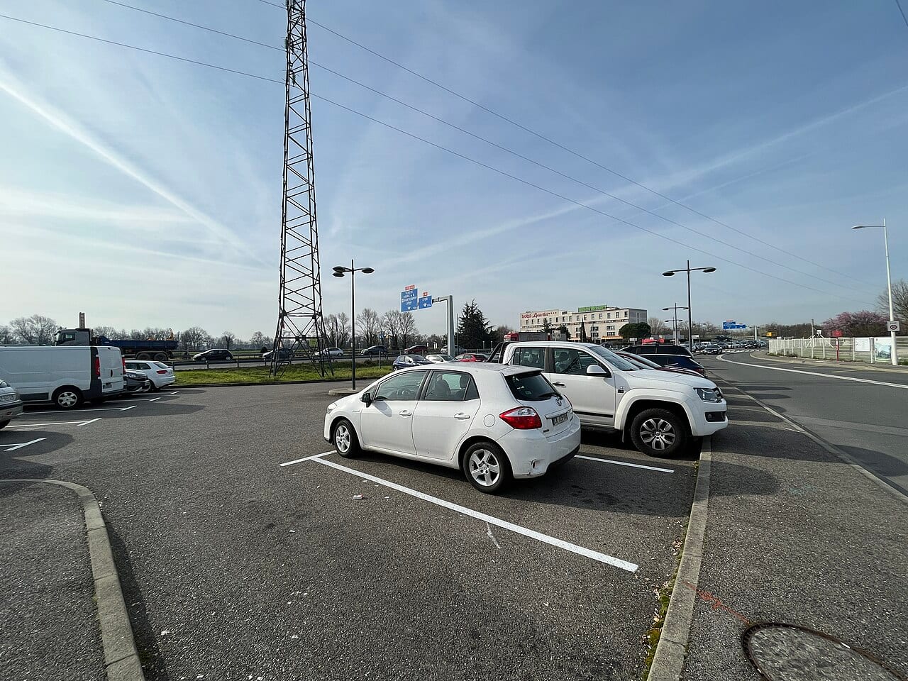 Aire de covoiturage le long de l'A46, à Saint-Maurice-de-Beynost, dans l'est lyonnais.
