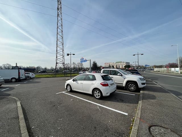Aire de covoiturage le long de l'A46, à Saint-Maurice-de-Beynost, dans l'est lyonnais.