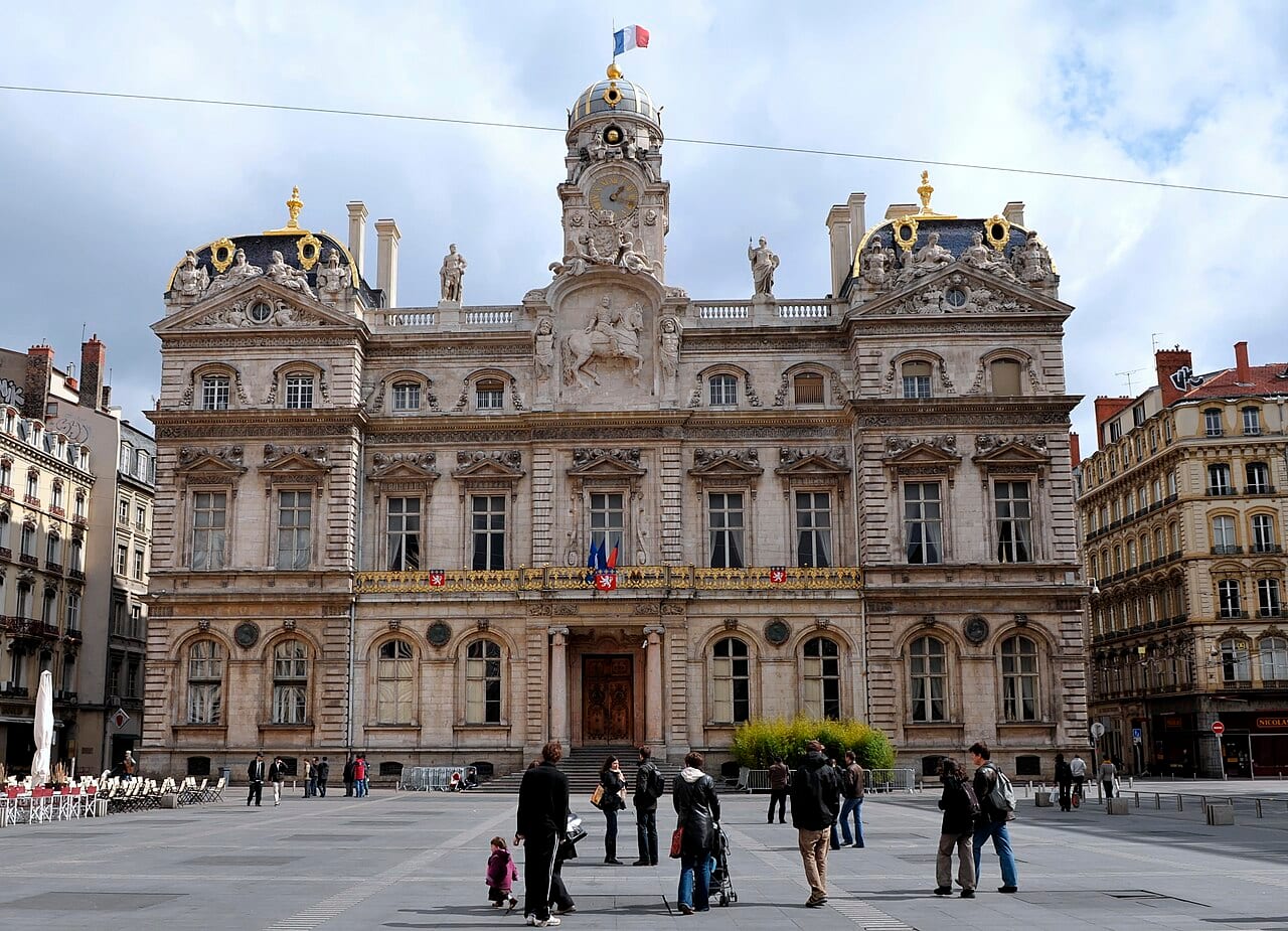 Façade de l'Hôtel de Ville de Lyon, place des Terreaux, où sera signée la charte le 13 octobre.