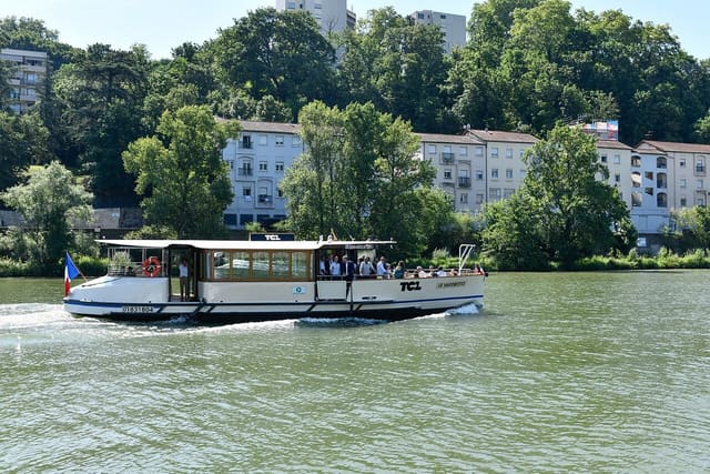 Vaporetto assurant la navette fluviale Navigône le jour de l'inauguration, à proximité de la station Vaise-Industrie