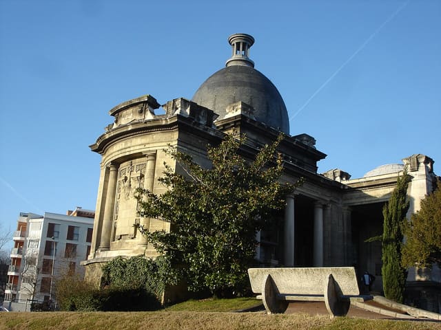 Vue nord-est du crématorium du nouveau cimetière de la Guillotière. Son architecte est Etienne Curny.