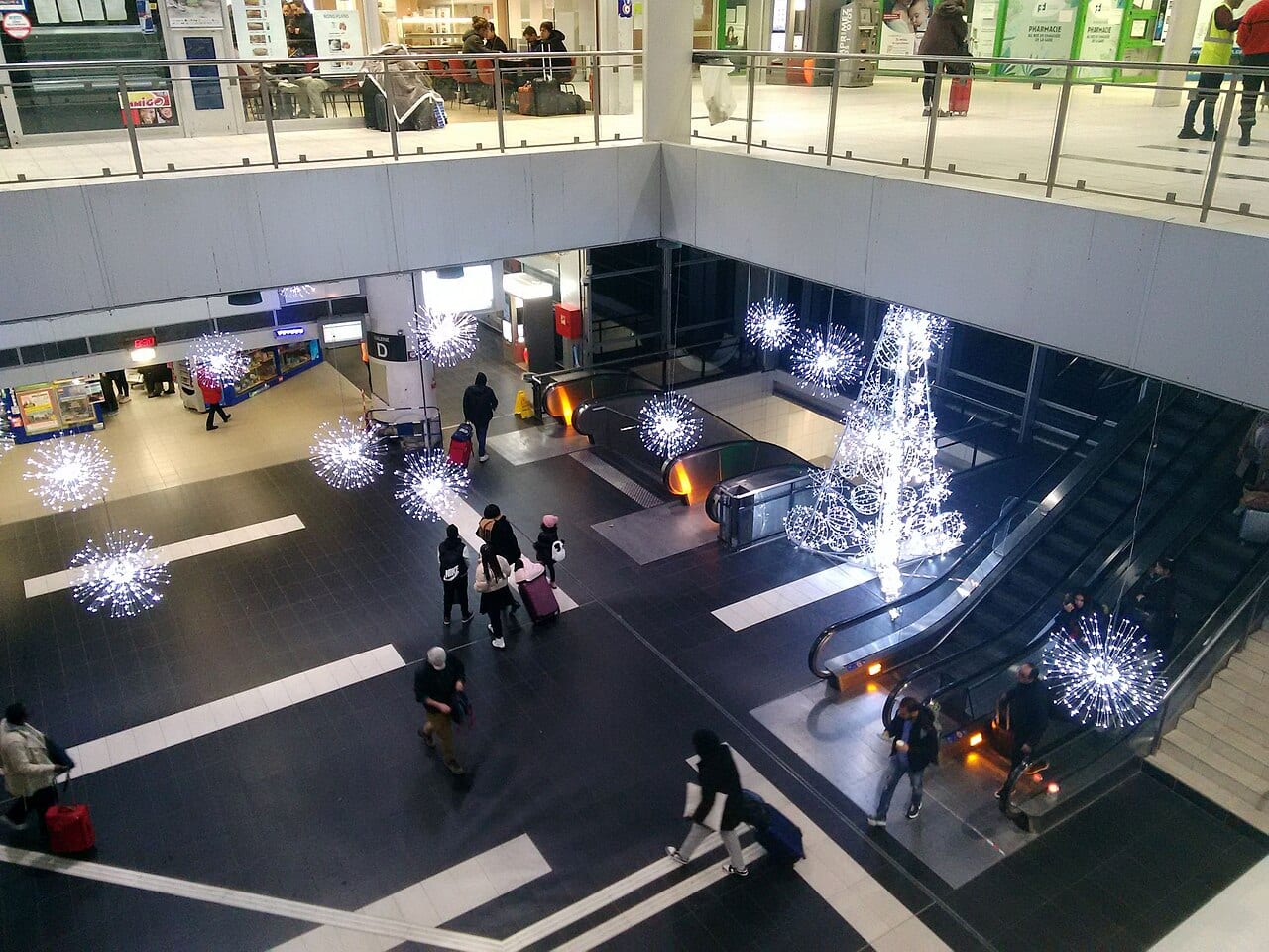 Vue prise depuis la galerie marchande du niveau 2, avec les décorations des fêtes de fin d'année.
