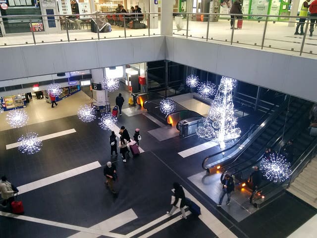 Vue prise depuis la galerie marchande du niveau 2, avec les décorations des fêtes de fin d'année.