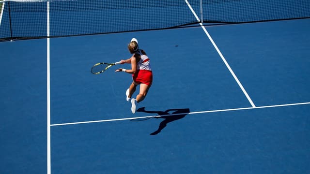 Joueuse de tennis en plein effort sur un court