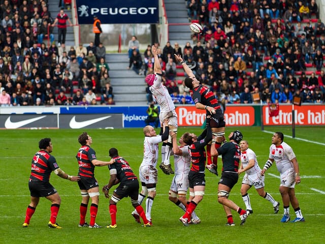 Line-out. From left to right: Stade toulousain: 3 Census Jonhston, 7 Sylvain Nicolas, 6 Yannick Nyanga, 8 Shaun Sowerby, 4 Grégory Lamboley, 5 Patricio Albacete Lyon olympique universitaire: 6 Nicolas