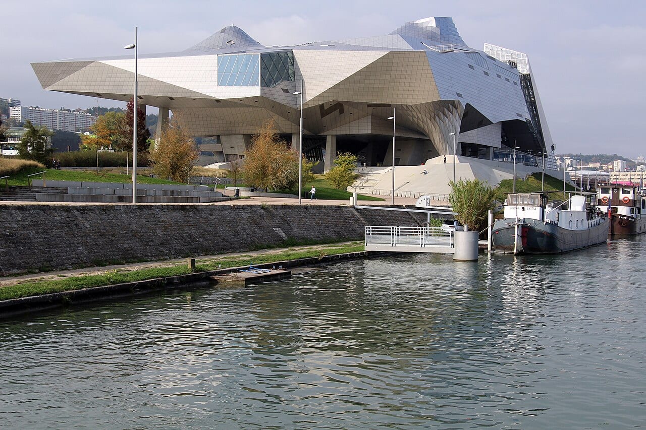 Confluence / Quai Perrache The Musée des Confluences is a science centre and anthropology museum, part of a larger redevelopment project of the Confluence quarter of Lyon. The deconstructivist archite