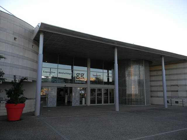 Le Toboggan, salle d'exposition, médiathèque, salle de spectacle et cinéma de Décines-Charpieu.