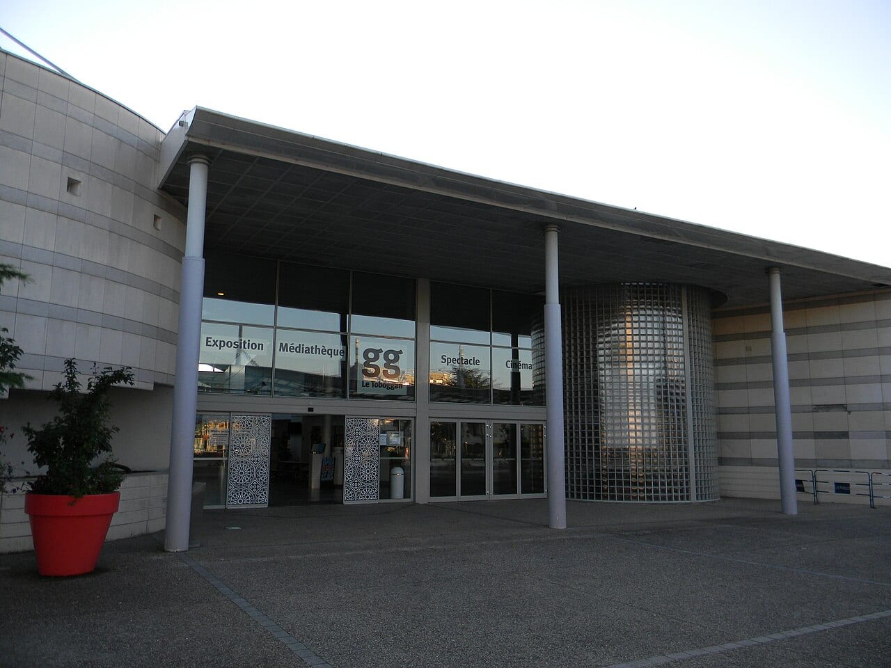 Le Toboggan, salle d'exposition, médiathèque, salle de spectacle et cinéma de Décines-Charpieu.