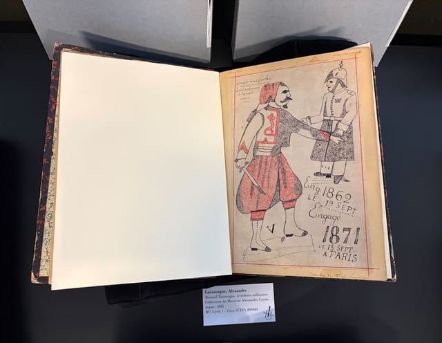 Un carnet de tatouages d'Alexandre Lacassagne ouvert sur le dessin d'un zouave, daté 1862 et 1871, lors de la présentation à l'université