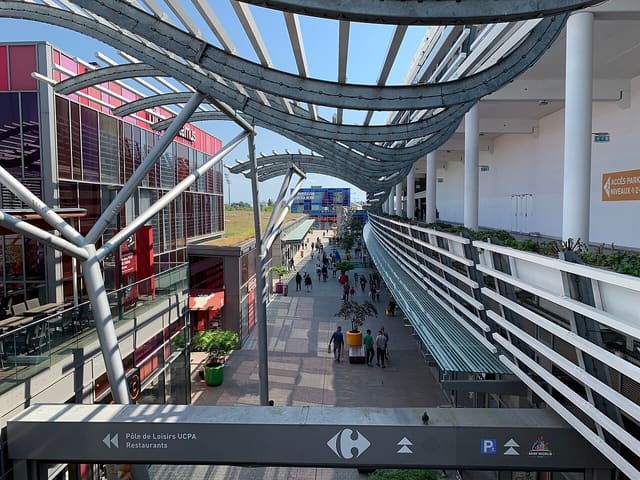 Centre commercial du Carré de Soie, vue de l'allée centrale en 2019.