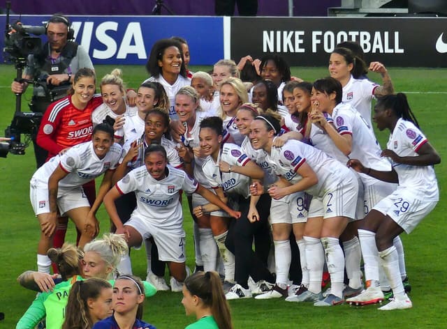 Les joueuses de l'Olympique lyonnais célèbrent leur titre européen avec le trophée