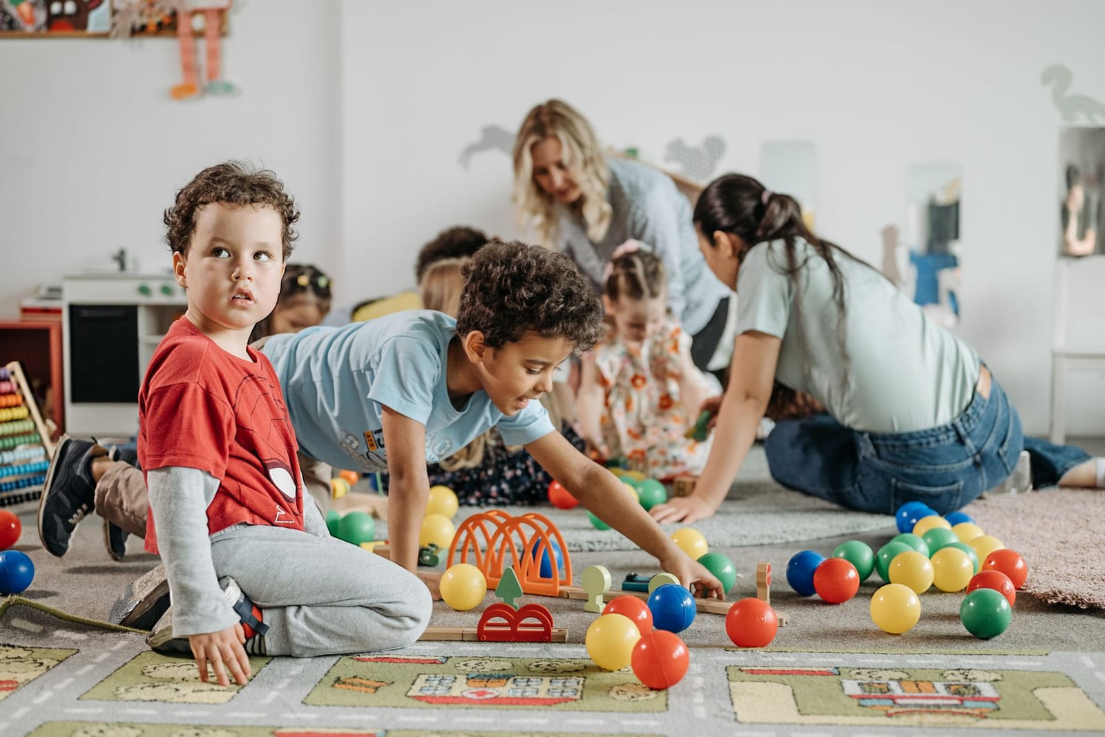 De jeunes enfants en activité d'éveil dans une crèche colorée