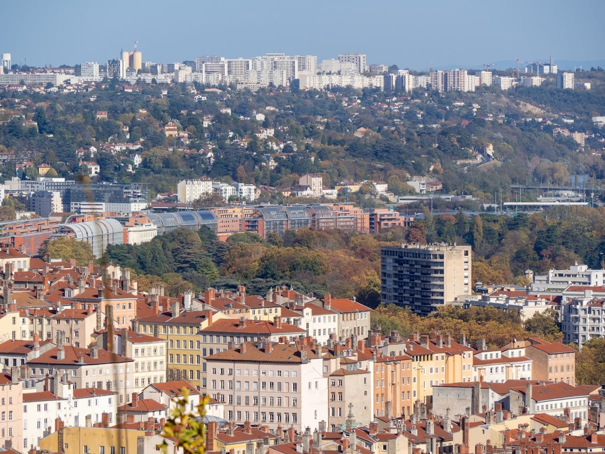 Ville avec immeubles nombreux et arbres.
