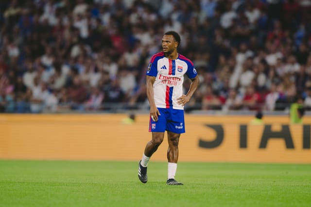 Loïs Openda, maillot de l'Olympique Lyonnais, sur la pelouse lors d'un match au stade.