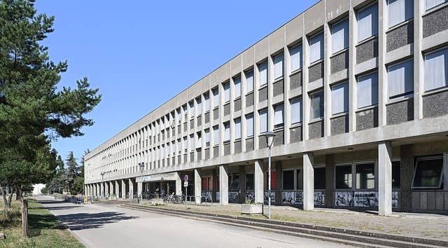 University Claude-Bernard-Lyon-1, campus of La Doua: Jean-Braconnier-building.