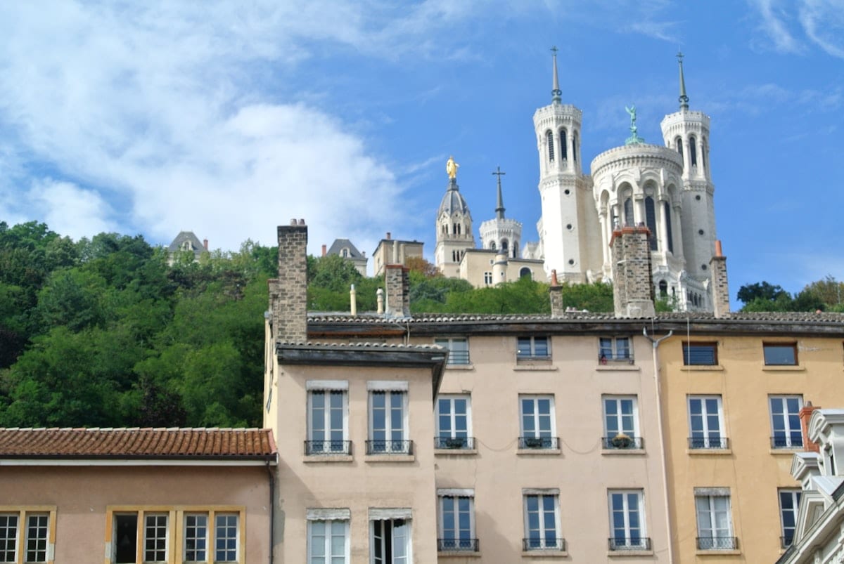 Bâtiment avec tour.