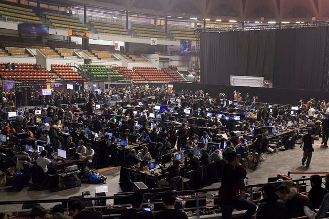 Des centaines de joueurs devant leurs ordinateurs dans la salle du Palais des sports de Lyon, lors de l'édition 2016 de Lyon e-Sport.