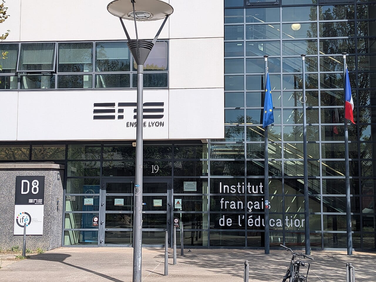 Entrée de l'Institut français de l'éducation et du bâtiment D8 de l'ENS, à Lyon.