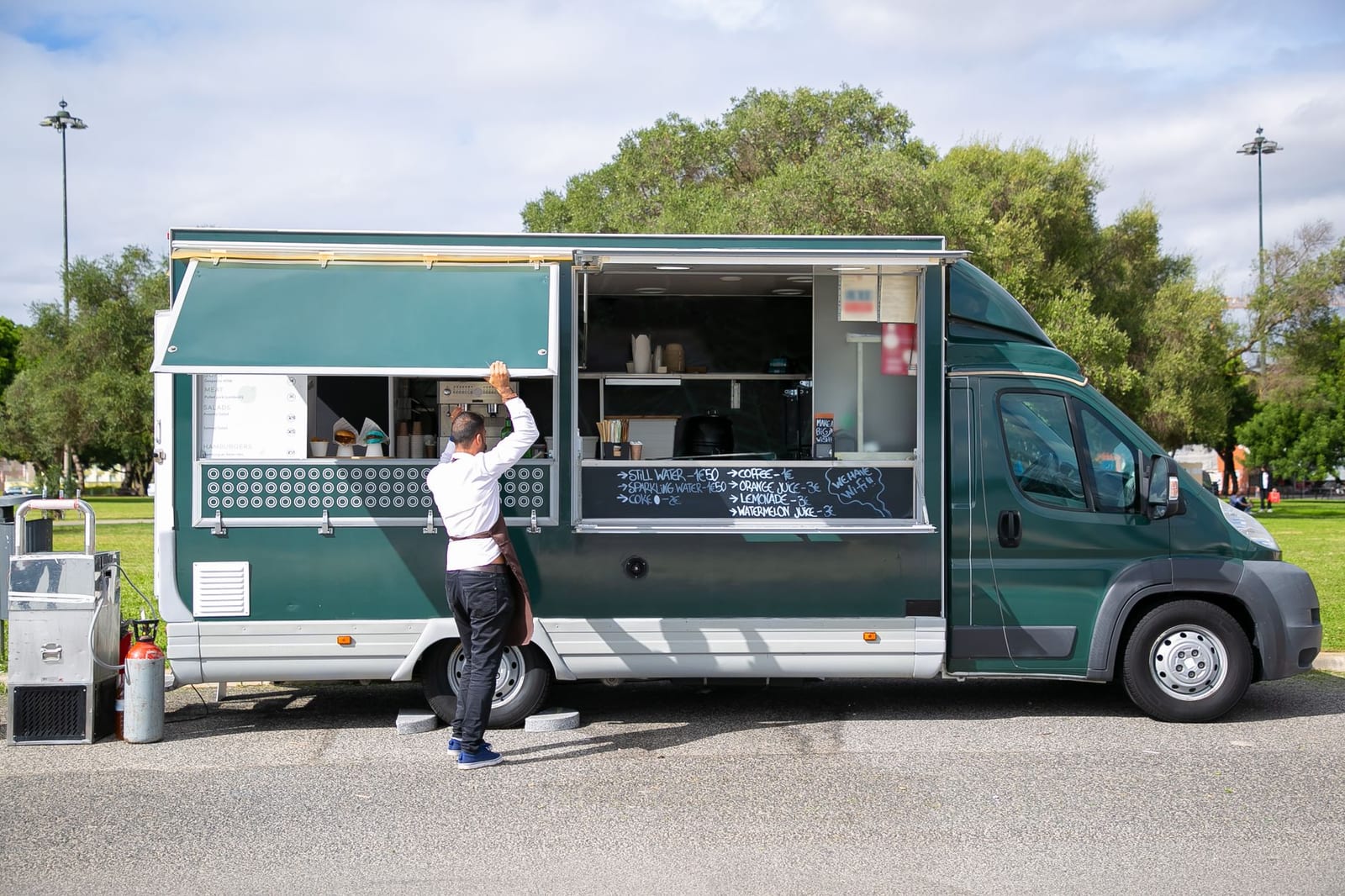 Vendeur food-truck garé dans parc.