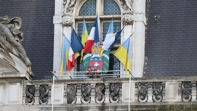 Drapeaux français ukrainien affichés.