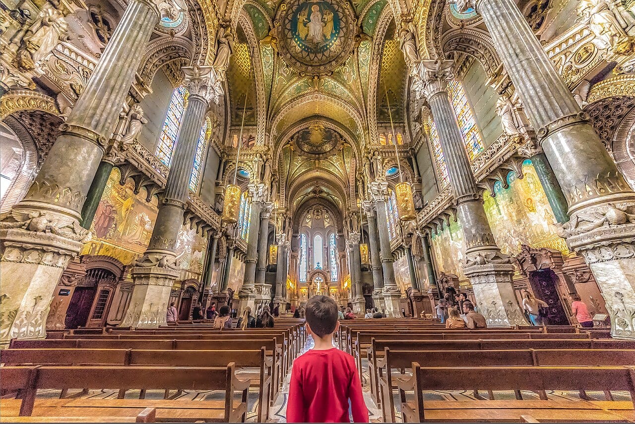 500px provided description: ?Papa elle est jolie cette ?glise? ? ?Oui mon fils, toutes les ?glises ne sont pas tristes? "Daddy is this pretty church" ... "Yes my son, all the churches are not sad" La