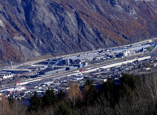 Vue du site industriel Trimet et des travaux du Lyon-Turin en Maurienne, Savoie