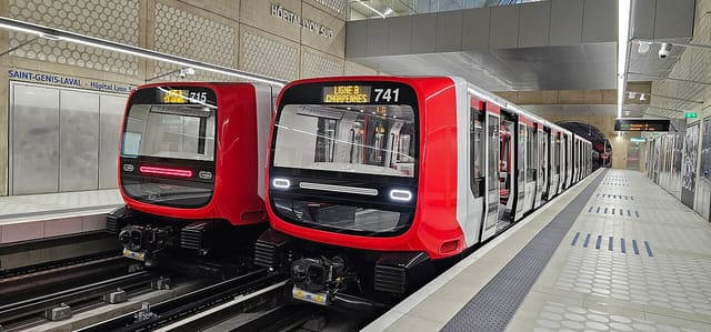 Deux rames automatiques MPL 16 sur la ligne B du métro de Lyon, à la station Saint-Genis-Laval - Hôpital Lyon Sud.