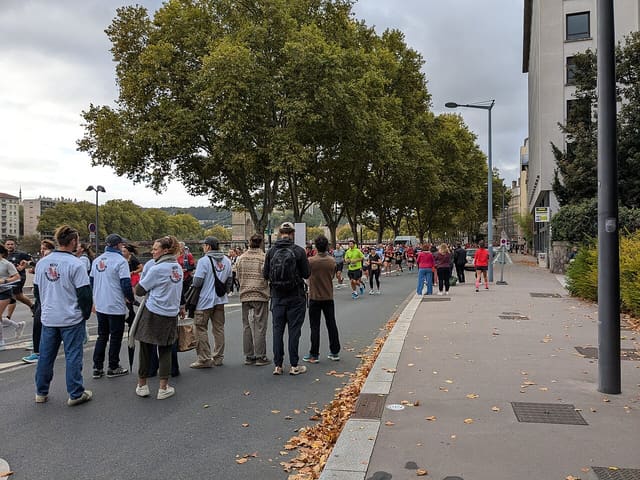Coureurs participant semi-marathon Run in Lyon.