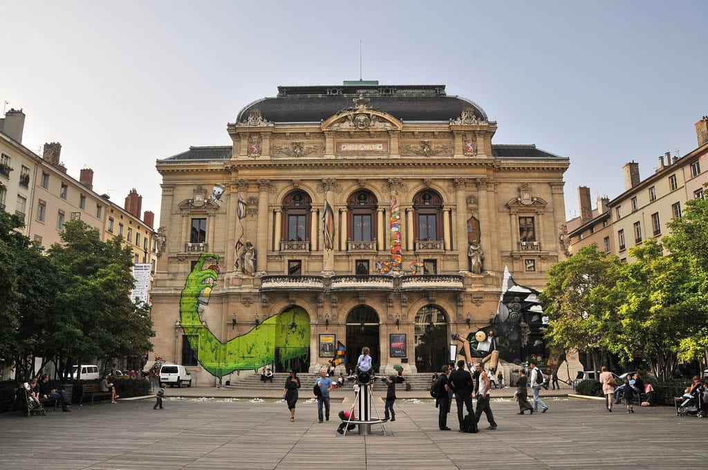 Façade des Célestins, Théâtre de Lyon, animée par le public sur la place