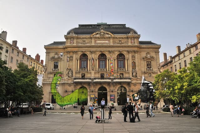 Façade des Célestins, Théâtre de Lyon, animée par le public sur la place