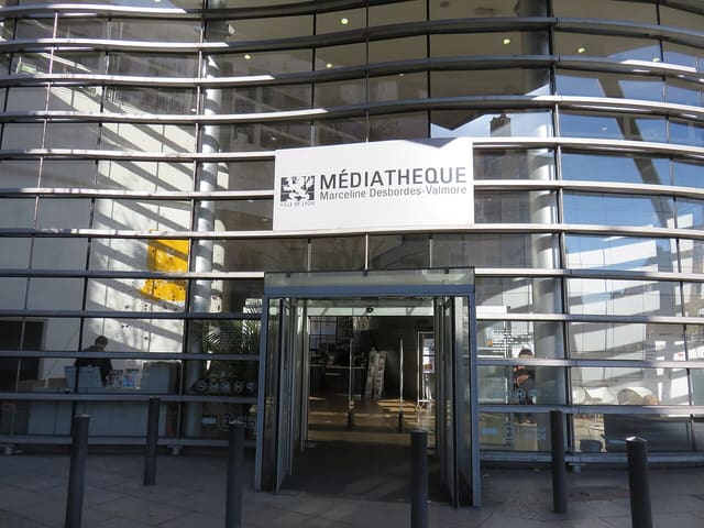 Entrée de la médiathèque Marceline Desbordes-Valmore, rue Marietton, dans le 9e arrondissement de Lyon.