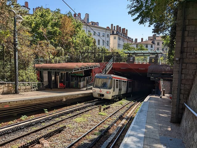 Métro C descendant à Hôtel-de-Ville.