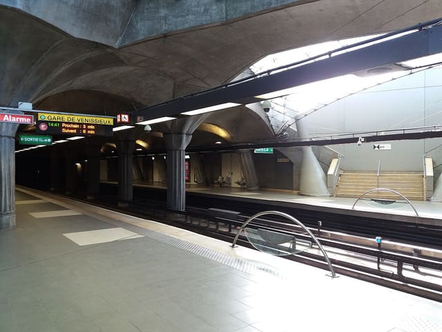 Station du métro D Parilly, direction Gare de Vénissieux.