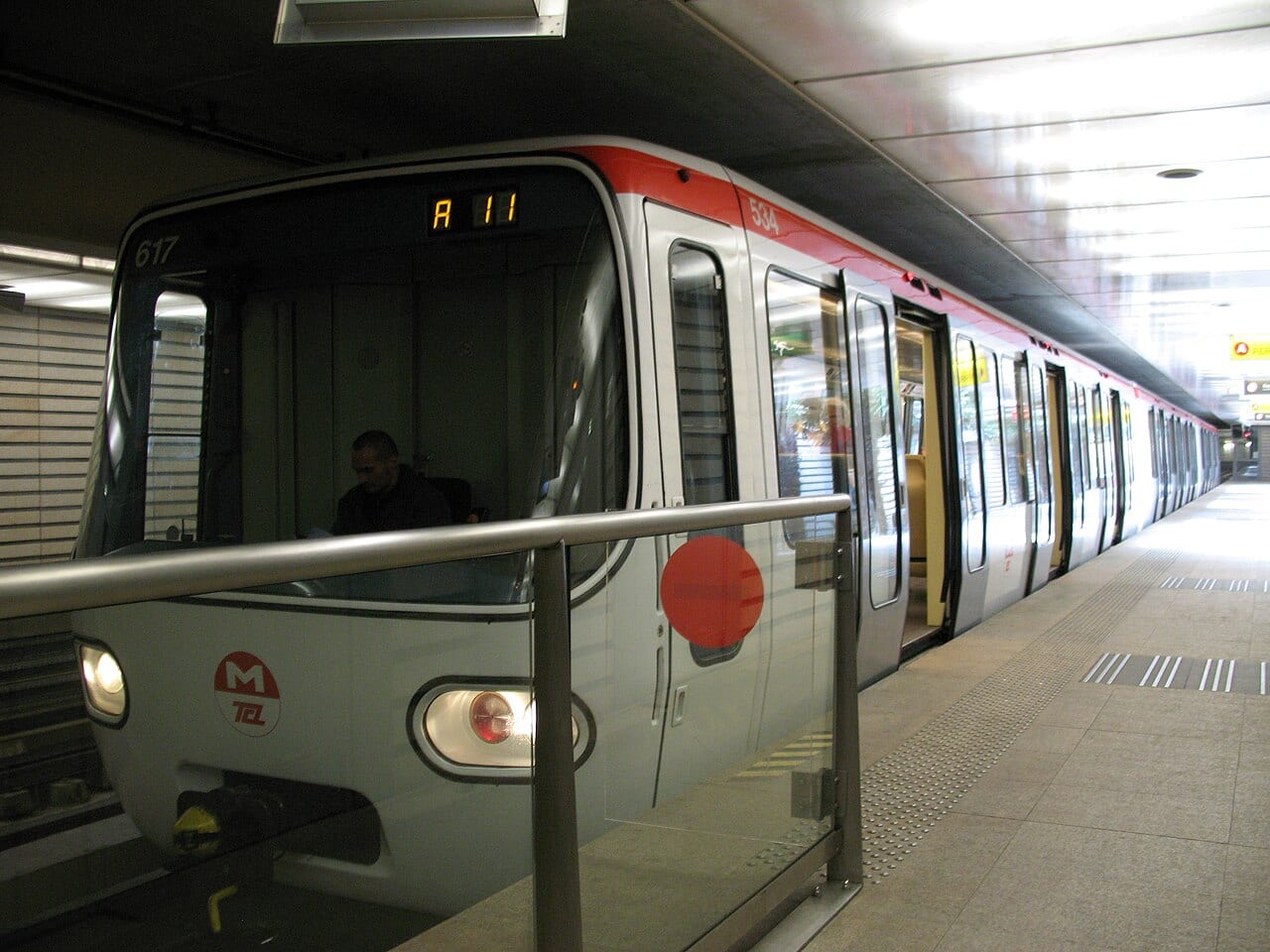 Une rame MPL 75 de la ligne A du métro de Lyon à la station Vaulx-en-Velin La Soie