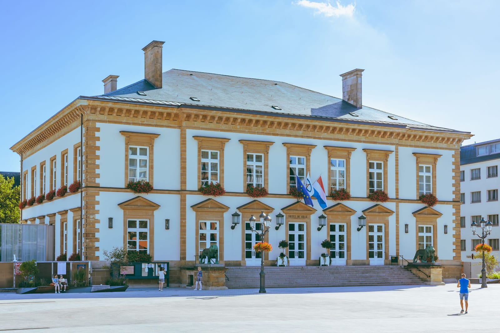 Mairie architecture élégante journée ensoleillée.