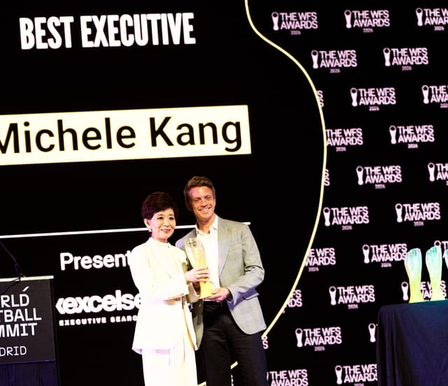 Michele Kang recevant le trophée de Meilleure Dirigeante 2026 lors des World Football Summit Awards à Madrid