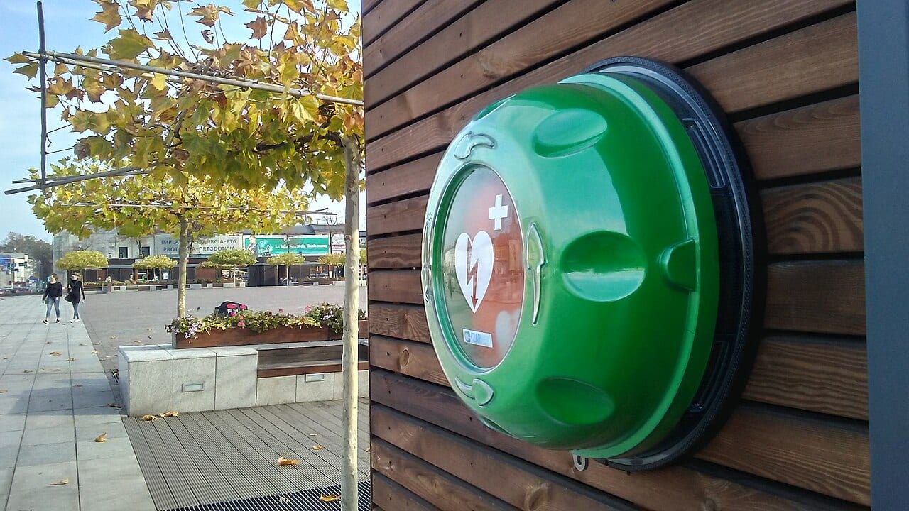 Défibrillateur automatisé externe (DAE) installé dans un boîtier accessible au public