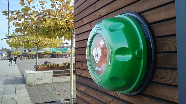 Défibrillateur automatisé externe (DAE) installé dans un boîtier accessible au public