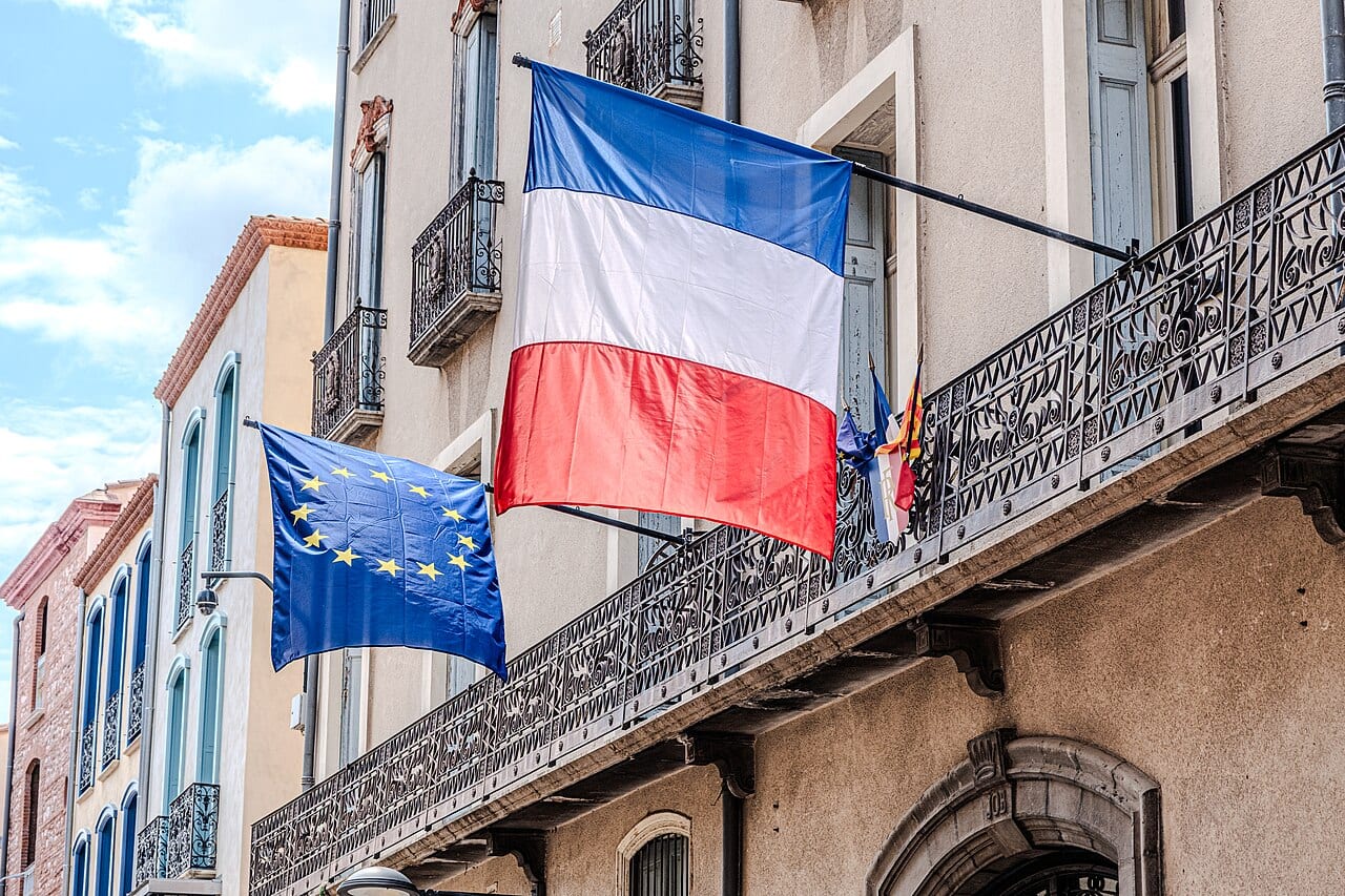 Drapeaux français et européen accrochés côte à côte